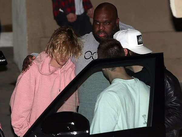 4 chi tiết dấy lên tin đồn Justin Bieber ngoại tình vì vấn vương tình cũ Selena Gomez: Từ 'lỡ tay' đến tỏ tình công khai