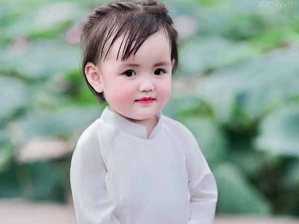 Mùa sen thị phi đã qua, hội chị em lại tan chảy với 'thiếu nữ má phính' cao 80cm diện áo dài xinh như búp bê