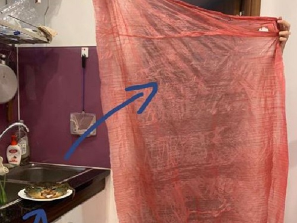 Trổ tài đảm đang khi mua được cua giá rẻ, thanh niên méo mặt khi vừa tháo dây buộc