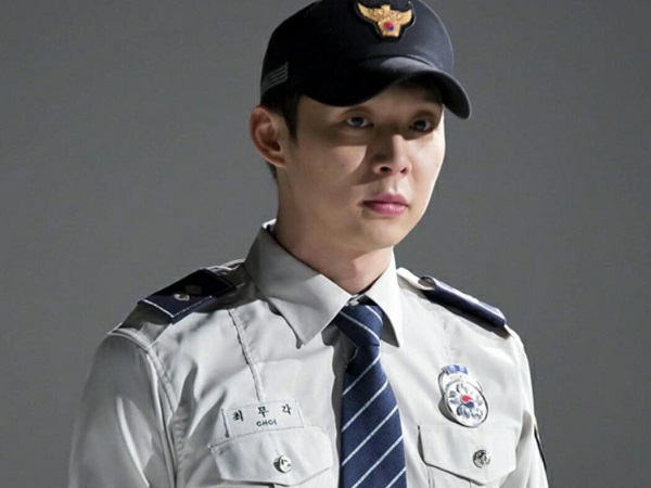 Thật tréo ngoe, trước khi bị tuyên án Park Yoochun đã từng làm cảnh sát cool ngầu