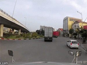 Video: Container lật nhào giữa đường, xem lại clip ai cũng phải toát mồ hôi hột