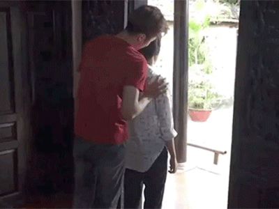 Động trời hậu trường Về Nhà Đi Con: Dương đi ngủ nhờ nhà cô Hạnh bán hoa và bị gã con trai... sàm sỡ?