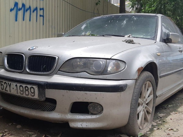 Chiếc BMW nằm chỏng chơ trên đường Đại Mỗ - Hà Nội từ trước Tết, không ai đến lấy