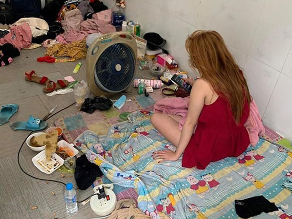Bức ảnh cô gái thức dậy trong căn phòng ngập ngụa rác khiến nhiều người thắc mắc: 'sao có thể ngủ nổi?'