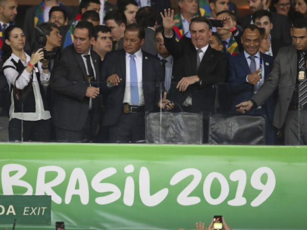 VAR gặp sự cố trước trận Brazil - Argentina vì... Tổng thống Brazil