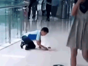 Bé trai quỳ xuống sàn trung tâm thương mại lau thức ăn trước mặt mẹ, biết câu chuyện phía sau, ai cũng tán dương người mẹ