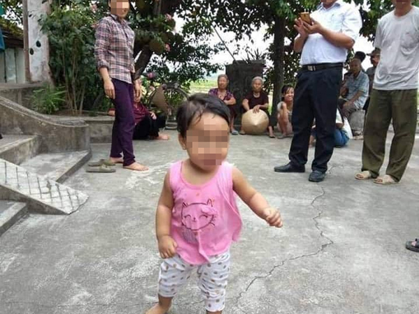 Bé gái hơn 1 tuổi bị mẹ bỏ lại chùa kèm tờ giấy nhắn: 'Em là sinh viên, còn phải đi lấy chồng'