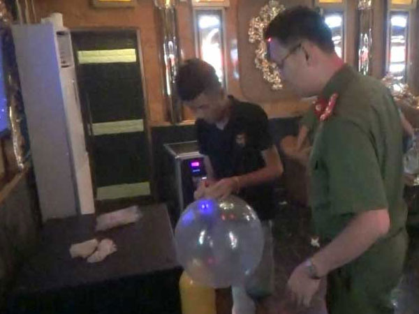 8 người Việt Nam, 3 người Trung Quốc hít bóng cười trong quán karaoke