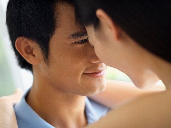 Đêm ấy tôi định bỏ trốn, thế nhưng khi phát hiện cô gái đang ngắm vuốt trong phòng tắm, tôi quyết tâm ở lại