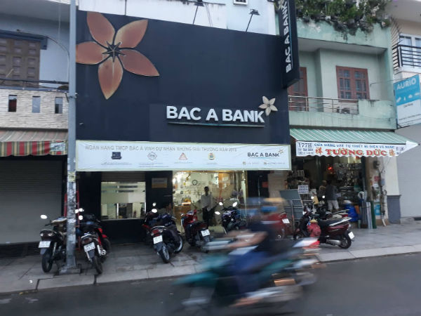 Nghi án thanh niên cầm vật giống súng xông vào ngân hàng ở Sài Gòn rồi bỏ chạy