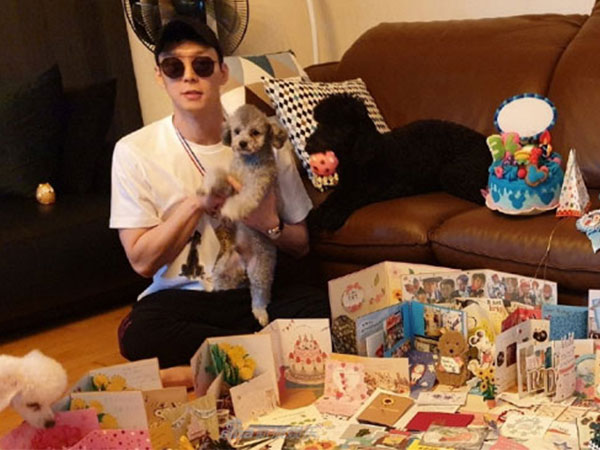 Hôm trước vừa mếu máo khóc khi nhận án tù vì sử dụng ma túy, giờ Park Yoochun lại xuất hiện với vẻ vui tươi, không hề có chút hối lỗi nào