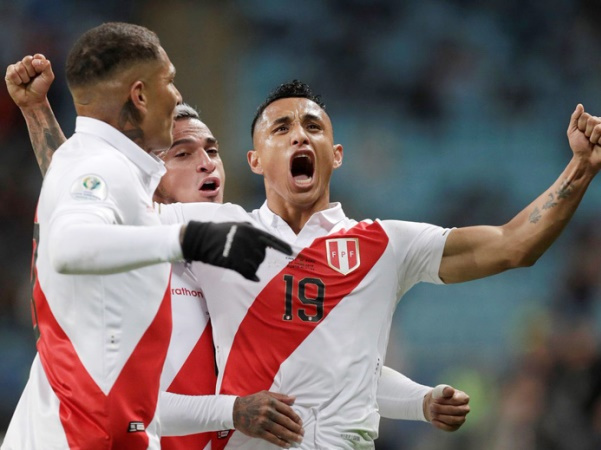Hàng thủ liên tiếp mắc sai lầm, Chile thua thảm trước Peru
