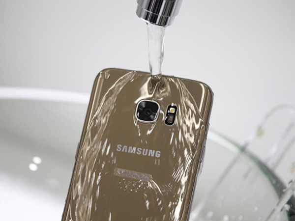 Samsung bị kiện ở Australia vì quảng cáo điện thoại Galaxy chống nước