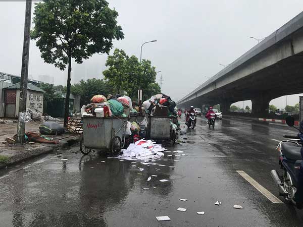 Gần 4 ngày dân chặn xe chở rác ở Sóc Sơn, nhiều nơi ở trung tâm Hà Nội ngập ngụa rác thải, bốc mùi hôi thối
