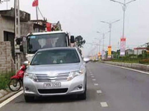 Giám đốc dí súng vào đầu thanh niên đe dọa sau va chạm giao thông