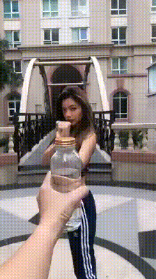 Xoay người đá tung nắp chai - thử thách 'ngầu lòi' hot nhất MXH hôm nay