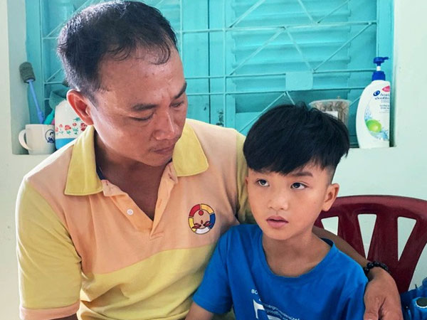 Bé trai đi lạc 4 tháng ở Sài Gòn nói từng bị cha đánh bằng khúc cây to, giả vờ không nhớ tên và SĐT cha