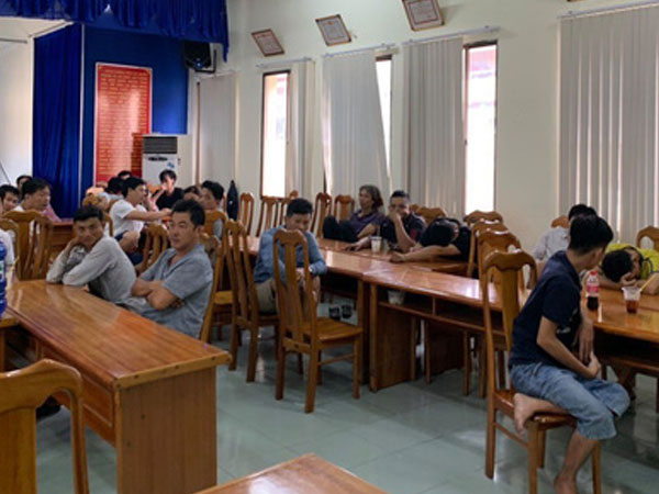 Công an tóm gọn tụ điểm đá gà cực lớn ở huyện Bình Chánh