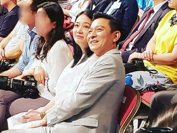 Quen nhau 33 năm, nên duyên vợ chồng 11 năm nhưng cho đến giờ, Lưu Đức Hoa mới chính thức làm đám cưới với bà xã sau nhiều năm giấu kín