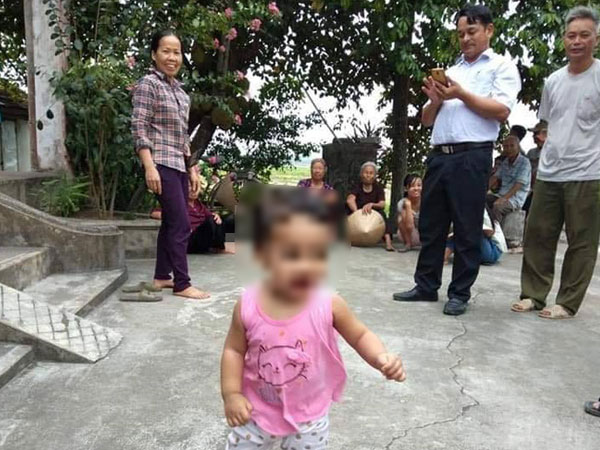 Công an truy tìm nữ sinh viên bỏ con gái nhỏ ở chùa kèm lá thư 'em còn phải đi lấy chồng, không nuôi được cháu'