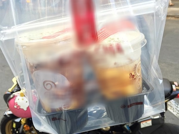 Trời mưa gọi ship về nhà, trà sữa chẳng thấy đâu mà gái trẻ phải 'xơi' ngay câu mạt sát: 'Mày không có não à?'