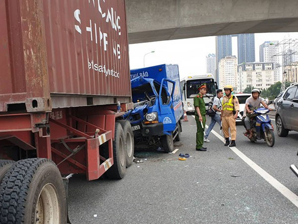 Hà Nội: Xe thư báo đâm vào đuôi xe container, một người tử vong