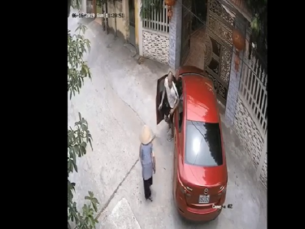 Cụ bà 90 tuổi đi nhờ ô tô, hứa trả tiền, trăn trở của tài xế khiến nhiều người con giật mình