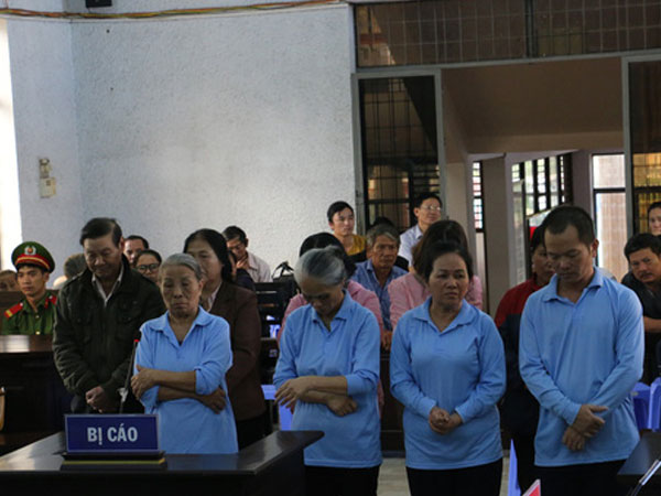 Băng nhóm 'cụ ông, cụ bà' chuyên lừa đảo chạy việc, chạy trường