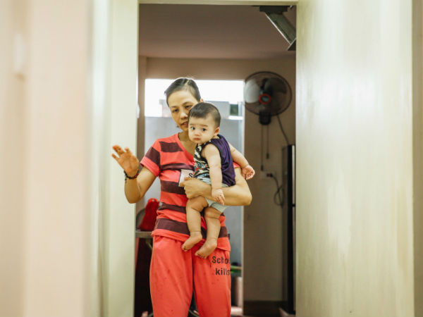Người mẹ từ chối điều trị ung thư, chấp nhận mất đôi mắt để sinh con: 'Nếu có thể nhìn thấy con, tôi chẳng còn ước mơ nào lớn hơn thế'
