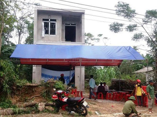 Phát hiện đôi trai gái yêu nhau chết bất thường trong ngôi nhà mới mua