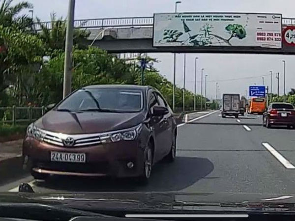 Xe Toyota Altis phóng ngược chiều 'đối đầu' nhiều ô tô ở làn tốc độ 90km/h tại Hà Nội