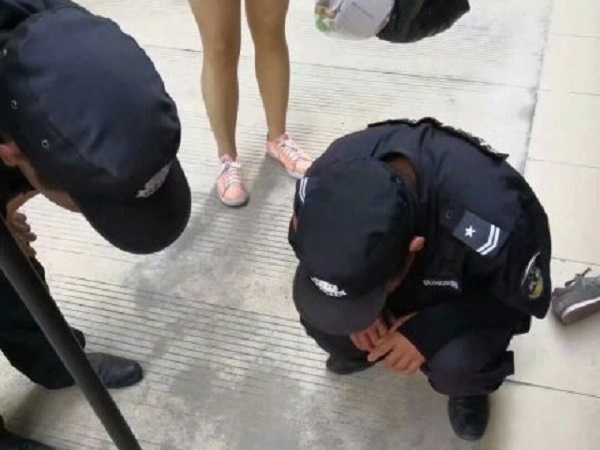 Nghe tin có rắn ở kí túc xá nữ, bảo vệ vội vàng chạy đến nhưng 'thủ phạm' lại khiến ai nấy phì cười
