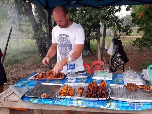 Người đàn ông Đức nổi tiếng Facebook vì giúp vợ bán gà nướng hóa ra là tội phạm buôn bán ma túy, phân phối tài liệu ấu dâm bị Interpol truy nã