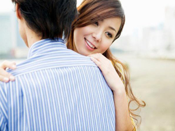 Tình cũ của chồng nhắn tin, và đây là cách giải quyết của vợ tinh quái, chả cần ghen tuông vẫn khiến chồng tự giác 'xin hàng'