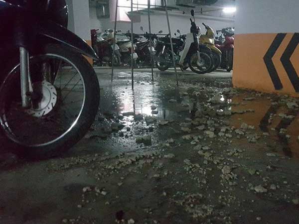 Hà Nội: Hầm gửi xe khu đô thị Thanh Hà bốc mùi hôi thối nồng nặc, tràn ngập nước thải