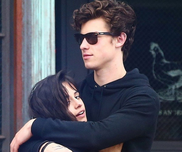 Một mực chối bay chối biến, Shawn Mendes và Camila Cabello cứ ngang nhiên ôm ấp, nắm tay thế này thì ai tin?