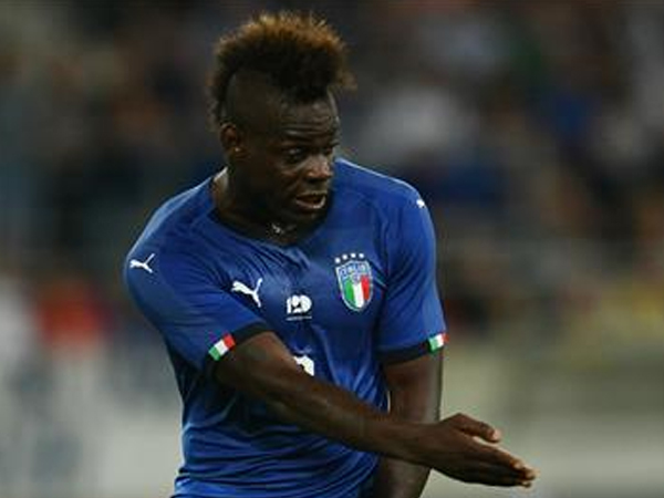 Làm trò điên rồ, Siêu quậy Balotelli tiếp tục gặp rắc rối với cảnh sát