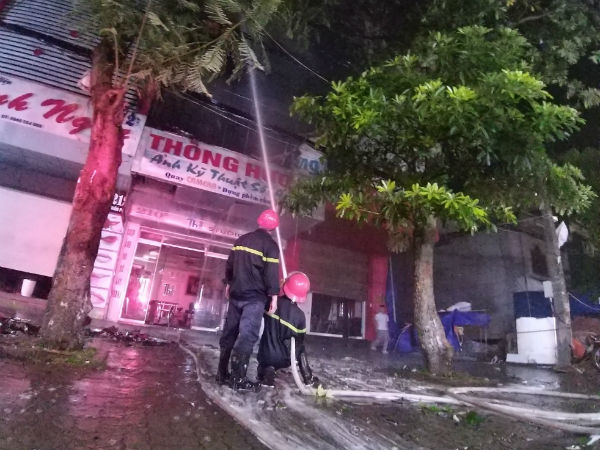 Cháy ảnh viện áo cưới kèm theo tiếng nổ lớn, người dân tá hỏa chạy khỏi căn nhà thoát thân