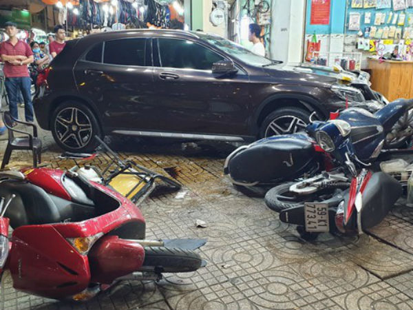 Nữ tài xế lái Mercedes đâm hàng loạt người ở Sài Gòn: Xe mượn của bạn, đạp nhầm chân ga