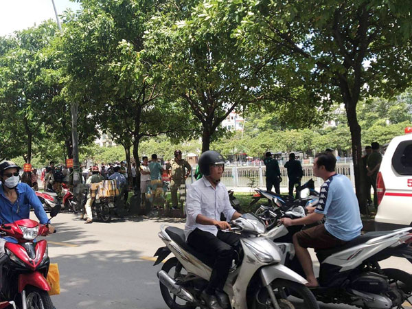 NÓNG: Phát hiện một thi thể nam trên kênh Nhiêu Lộc, gần nơi xe máy của kẻ nghi sát hại nữ sinh 19 tuổi để lại