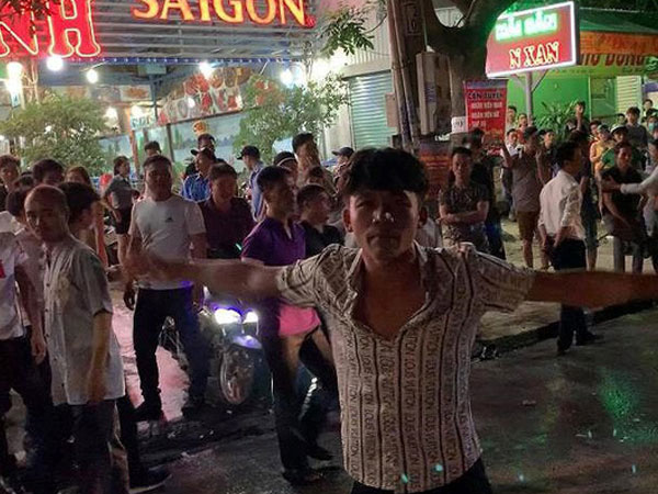Bị nhóm côn đồ vây, cảnh sát nổ hơn chục phát súng để trấn áp