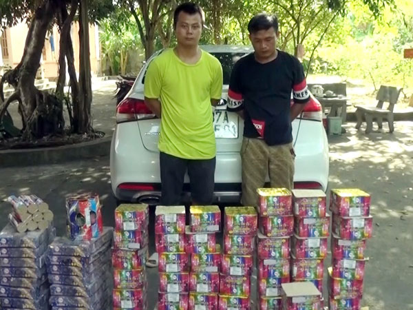 Vận chuyển gần 100 kg pháo 'phục vụ' đám cưới