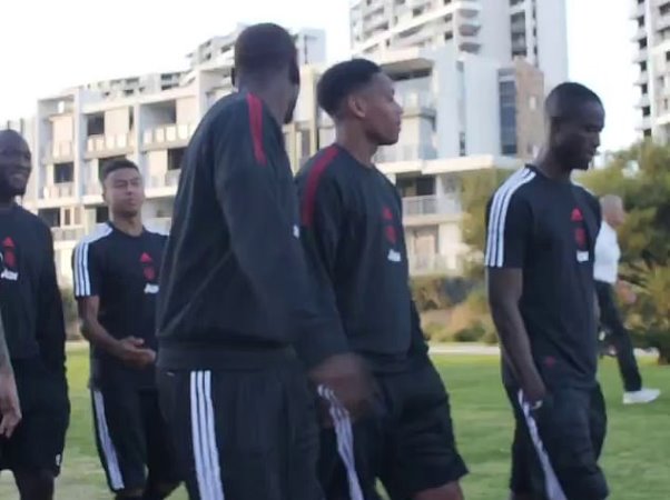 Pogba và Lingard suýt choảng nhau khi du đấu