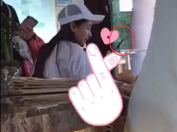 Angelababy tiếp tục đưa con trai đi ăn, mặc tin đồn ly hôn và ngoại tình
