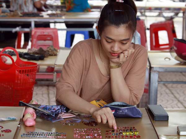 Cận cảnh những viên đá quý long lanh bày bán ở chợ đá quý Lục Yên, Yên Bái
