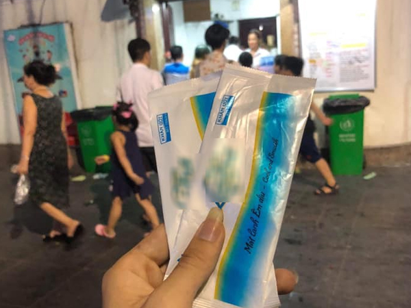 Cửa hàng kem nổi tiếng ở Hà Nội bị tố: Tự ý thu của khách 1k và đổi cho bao khăn giấy ướt?