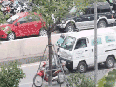Hà Nội: Nữ 'ninja' liều lĩnh quay đầu xe, đi ngược chiều bất chấp dòng phương tiện đang đi vun vút giữa hầm Kim Liên