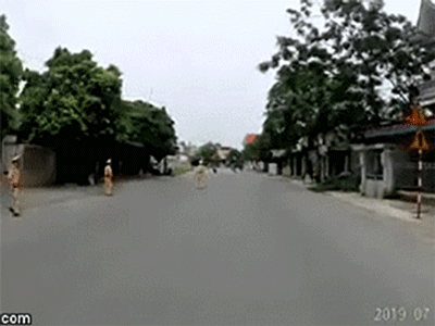 Thiếu niên 16 tuổi chạy quá tốc độ 61/50 km/h trước khi tông 'bay' chiến sỹ CSGT