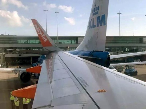 Máy bay va chạm trên đường băng, hàng trăm hành khách bị hoãn chuyến