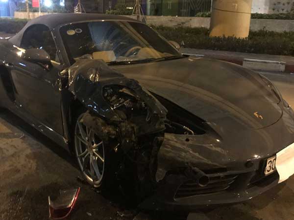 Hà Nội: Xe sang Porsche tiền tỷ nát đầu sau khi đâm vào đuôi xe Innova